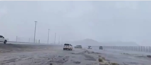 降雨袭击了阿联酋的部分地区，警方发出警报