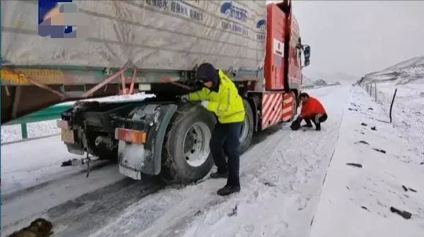 降雪致480多辆车被困