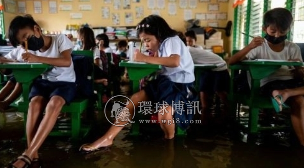 开学首日 菲律宾两地学校师生即使淹水也照常上课！