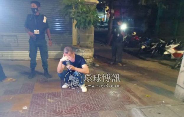 金边中国男子酒驾发生追尾，车头毁损严重！