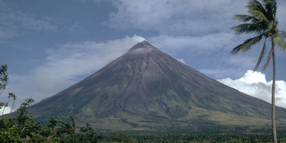 菲律宾马容火山出现喷发迹象