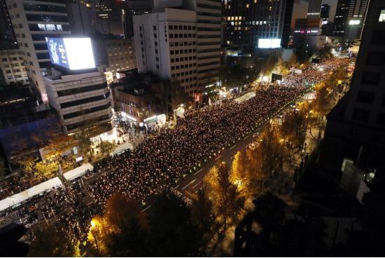 （ 梨泰院踩踏事故）首尔市中心爆发大规模追悼烛光集会，参加者近6万人