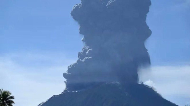 印尼伊布火山两度喷发灰柱高达七公里