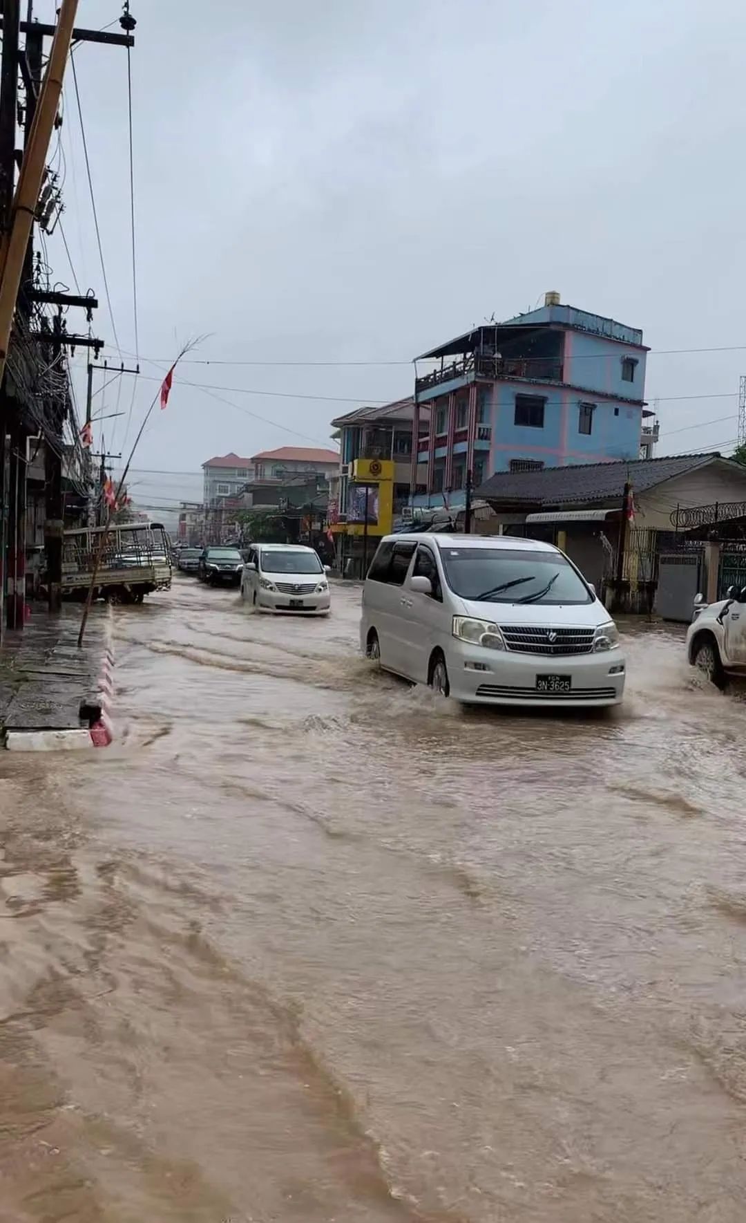 缅甸掸邦大其力市，今天的洪水比前几天更大