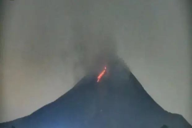 印尼默拉皮火山喷出大量火山灰和热云