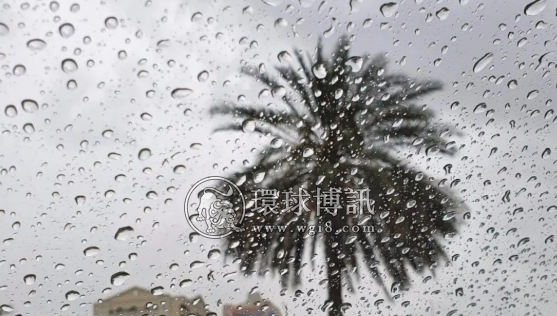 大雨袭击了阿联酋的部分地区，当局警告驾驶者