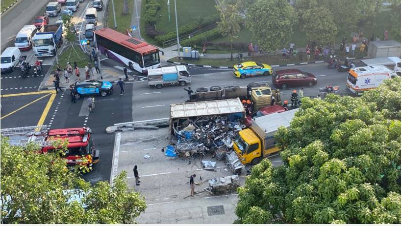 先驱北路废铁卡车翻覆司机受困 卡车轿车险遭压扁