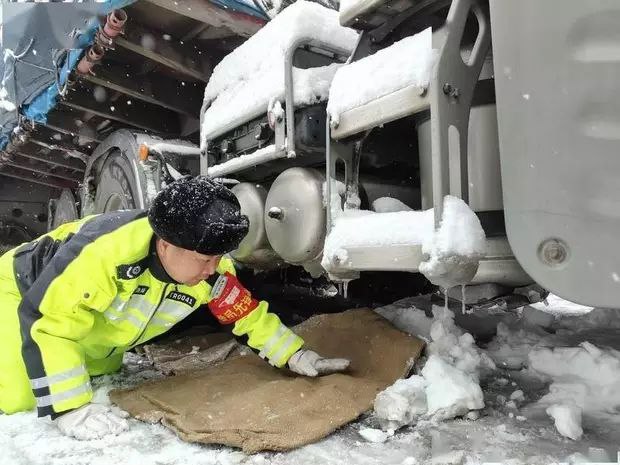 货车打滑被困冰雪路贵州高速突击队员及时排险救援