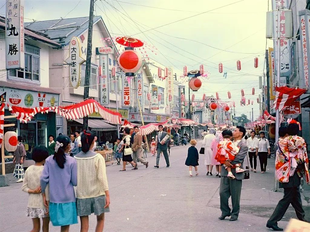 上世纪60年代的日本街头