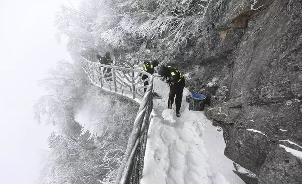 天门山迎龙年首场大雪景区多措并举保安全