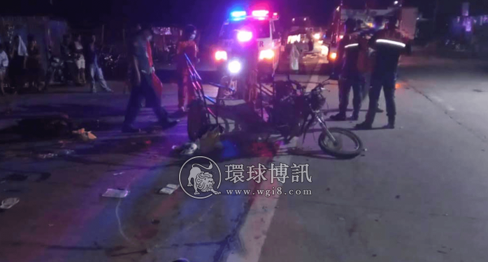 菲律宾一辆三轮车撞汽车，母女三人惨死