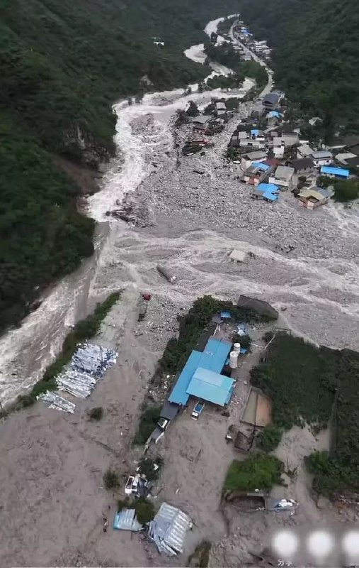 四川康定山洪泥石流致高速桥垮塌房屋冲毁