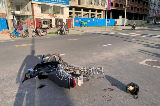 西港中国男子肇事后惊慌开车逃跑，不慎掉水里！