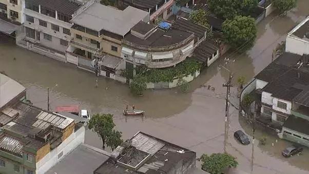 当地时间1月13日夜间至14日，巴西东南部里约热内卢州普降暴雨。目前已确认有3人在暴雨中丧生，另有1人失踪。消防部门接到因暴雨引发的险情报告180多起，该地区多条地铁、公交线路因此停运。