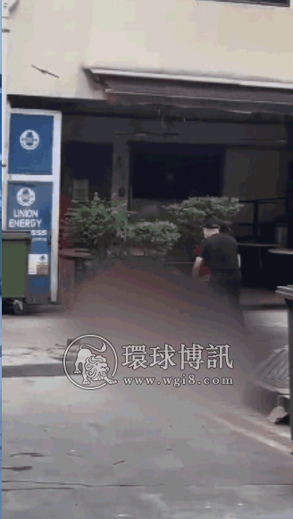 新加坡火锅店惊现砍人事件，中国籍男子3把菜刀猛砍前妻，“手快砍断了”