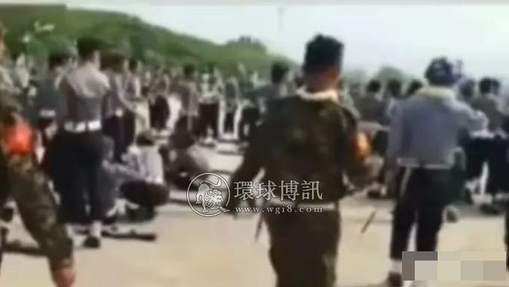 缅甸阅兵场边打群架 身背假枪上战场