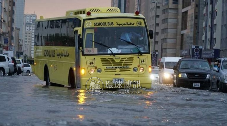 阿联酋降雨：中到大雨袭击阿联酋部分地区；部分地区发布洪水警报，居民被告知远离山谷