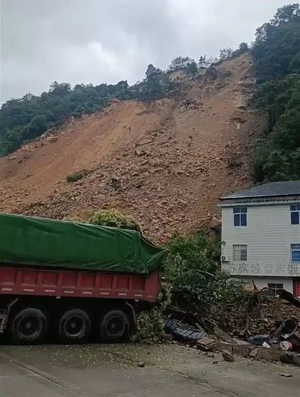 福建龙岩一地山体滑坡掩埋房屋