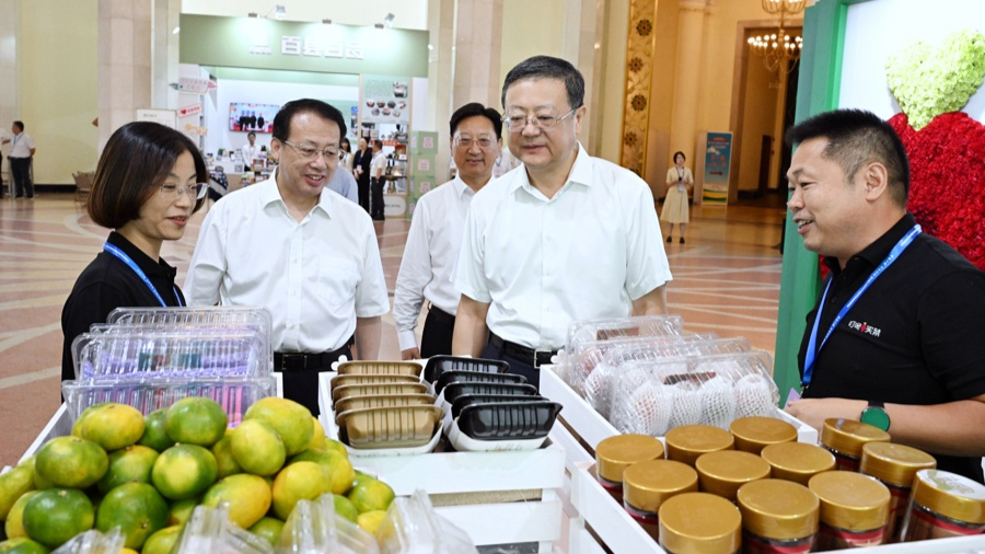 上海市对口地区特色商品展销会开幕，陈吉宁龚正现场看商品听建议提要求