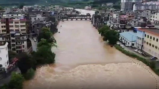 华南陷入暴雨“车轮战”，为何降雨破纪录？