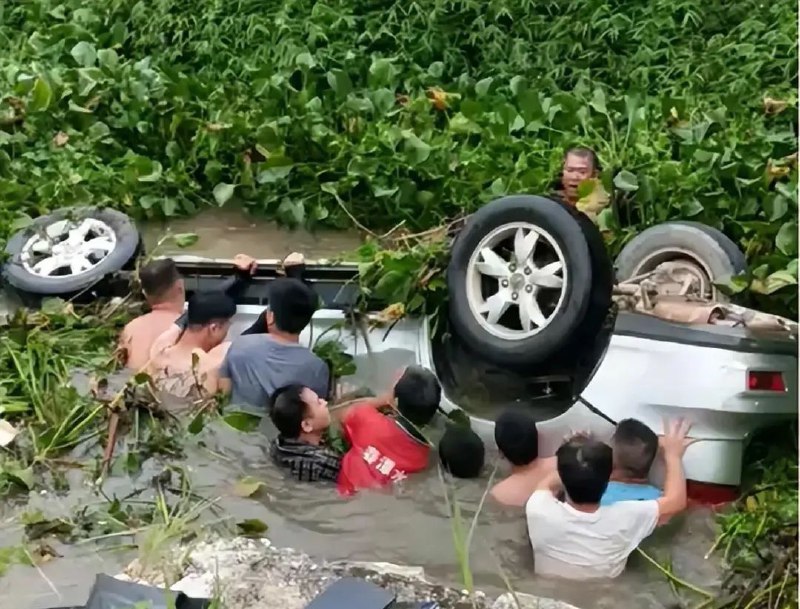 汽车意外坠河倒扣水中多名壮汉跳水施救