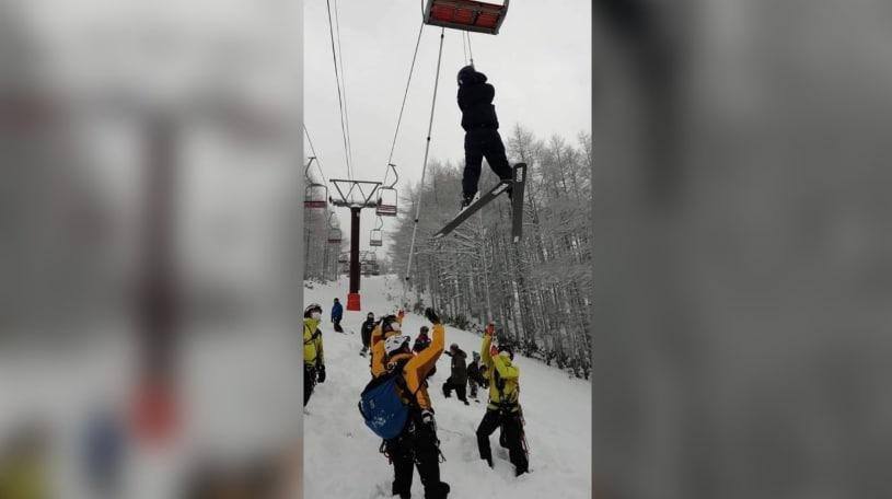 树倒导致日本滑雪场停电 310名缆车乘客悬吊半空