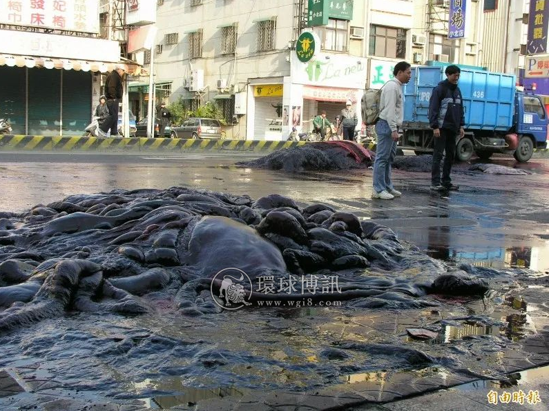 死去的抹香鲸搁浅菲律宾东达沃海滩，月前宁波曾成功拯救过它的同类