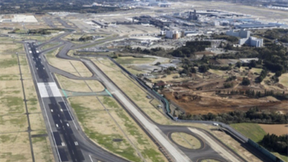 新航波音客机在日本成田机场着陆 发动机冒黑烟致跑道一度关闭