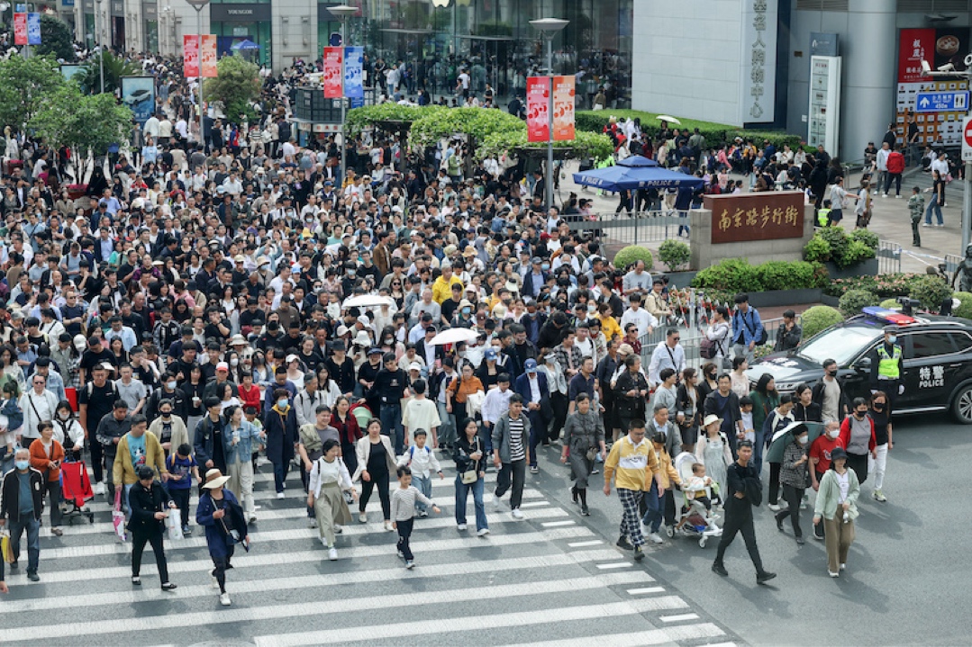 假日经济｜小县城游增速“跑赢”大都市，中国游客遍及全球近200个国家