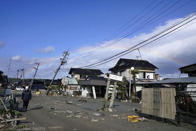 当地时间2024年1月5日，日本石川县，地震发生后，建筑严重受损。澎湃影像 图