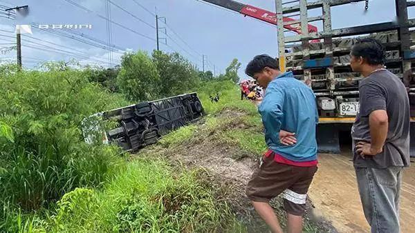 泰国一载有多名中国游客的大巴翻车 致27人受伤