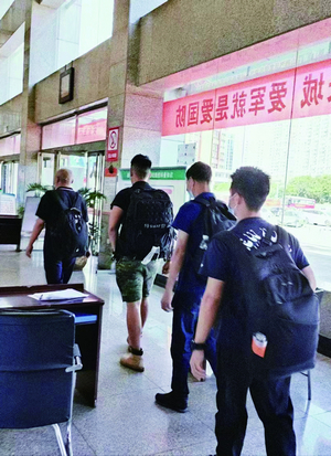 厦门警察师徒四人组 行程数万公里抓回11名嫌疑人