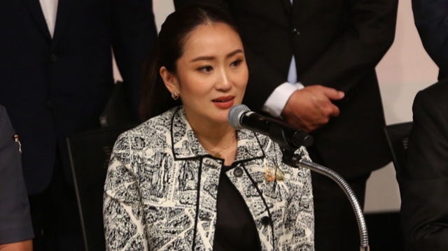 他信家族从政经历坎坷，第二位女总理佩通坦将如何领导泰国