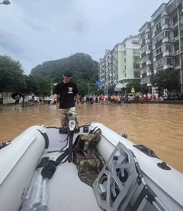 桂林洪水中有人抱住路灯杆被困车顶