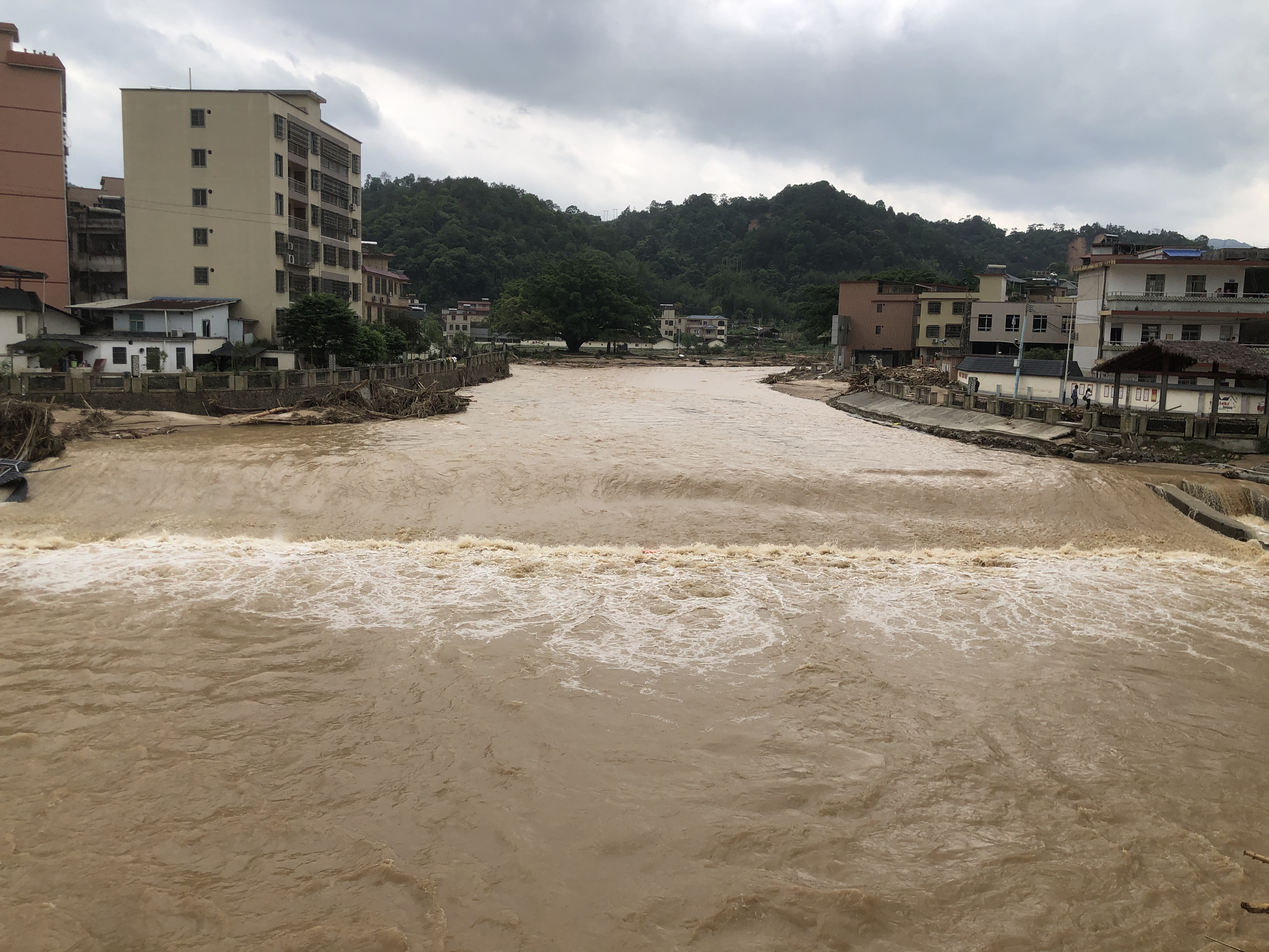 直击洪灾中的江湾镇：“孤岛”进出通道已打通，电力通讯逐步恢复