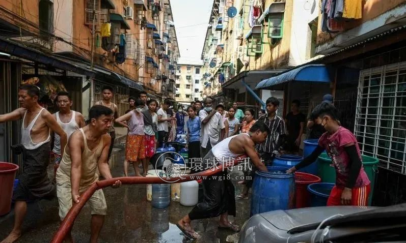 缅甸仰光居民因停电而排队取水