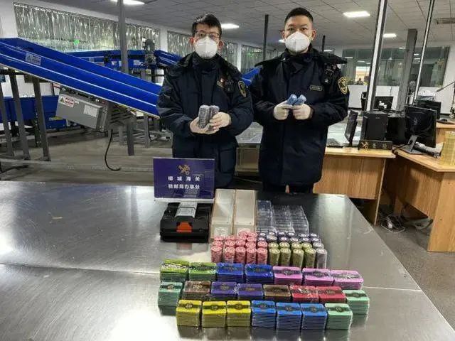 禁止出境！海关查获赌具和赌博筹码一批