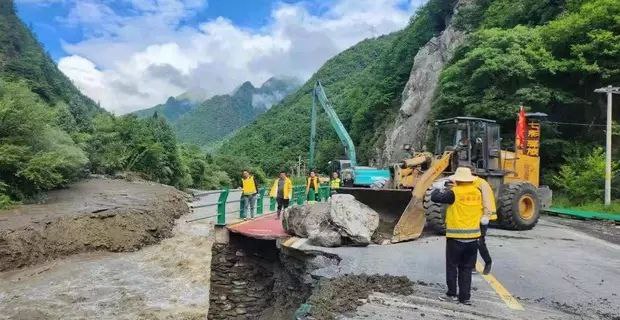 四川黑水一镇长在抢险救援时突遇泥石流失联