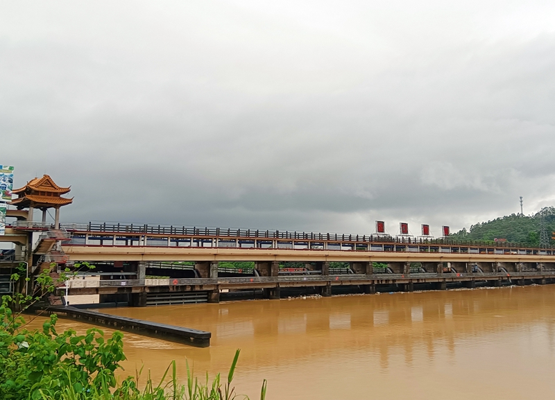 4月23日，广东省清远市清新区，北江上游迳口闸坝、迳口大桥一带，洪水涛涛    视觉中国图