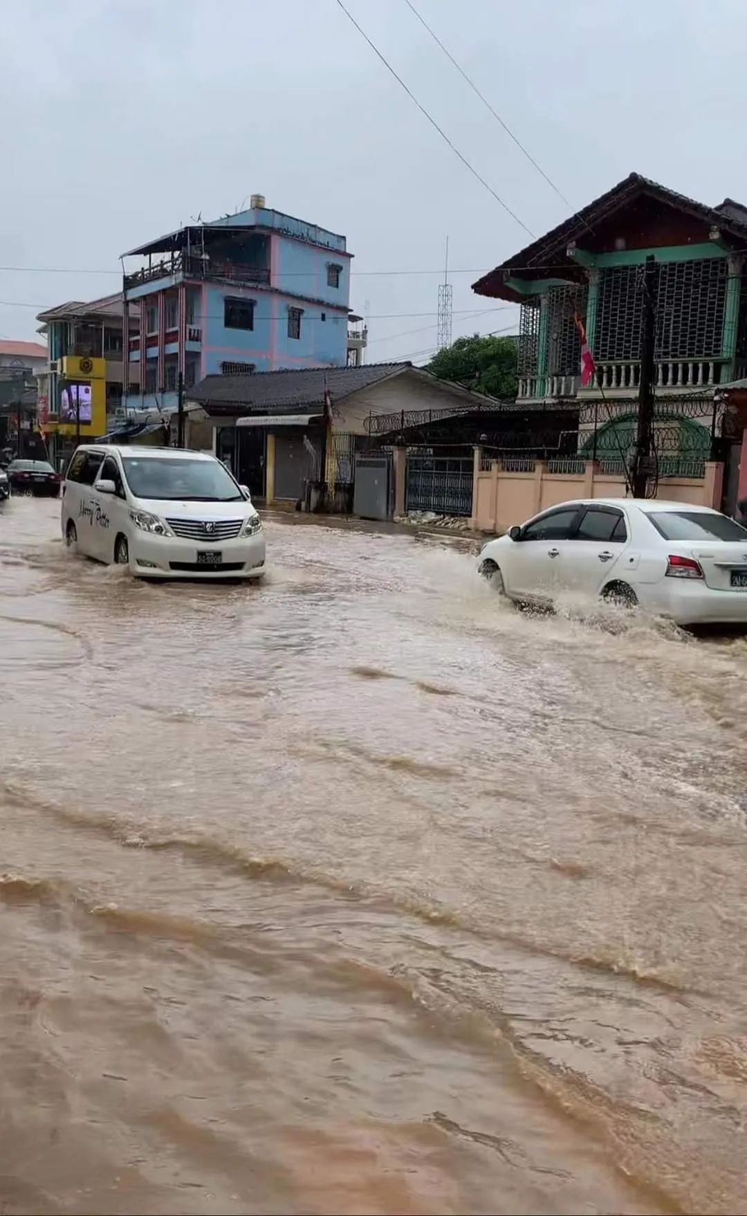 缅甸掸邦大其力市，今天的洪水比前几天更大