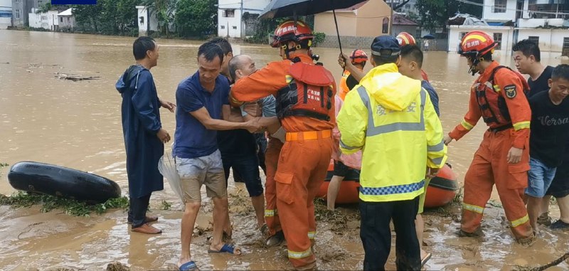 广西下甲镇：暴雨引发内涝 消防紧急转移115名群众