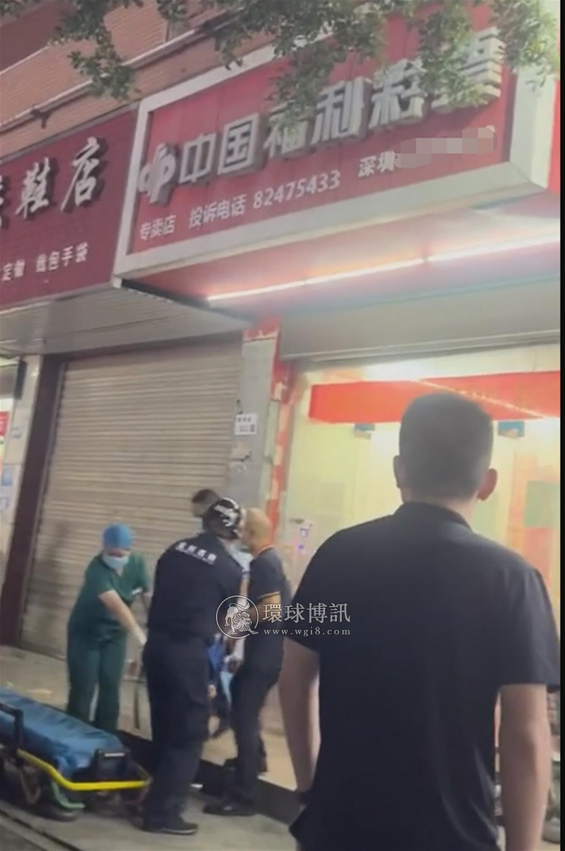 男子中奖后晕倒被抬走？彩票店主辟谣：系醉酒摔倒磕伤头