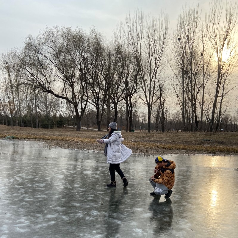 小海发起的冰上诗歌节，林巧珍在跳舞。袁凌供图