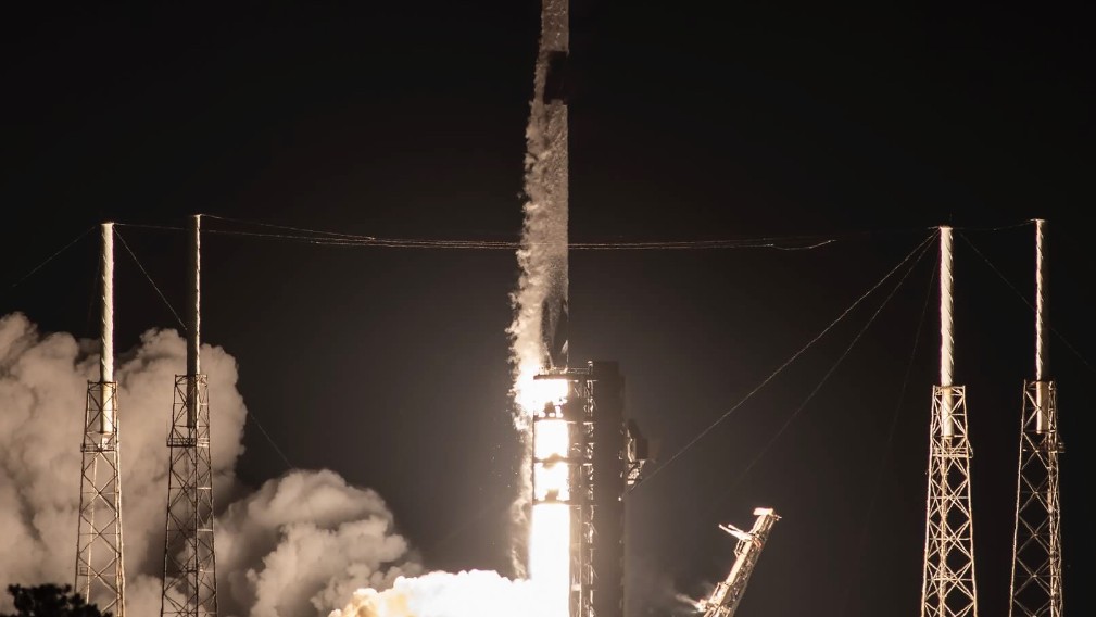 SpaceX猎鹰9号实现第300次着陆回收，再发22颗星链卫星