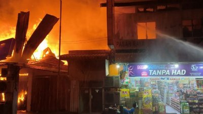 沙登大街店屋区发生火灾　大火吞噬15店屋