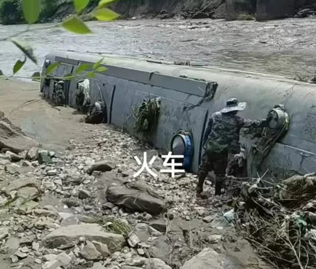 黑龙江东宁一河道现火车车厢洪水冲坏废弃线路致老旧客车体落水