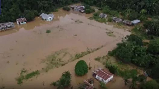 玻利维亚因暴雨遭遇洪灾被围困村民水中摆摊谋生